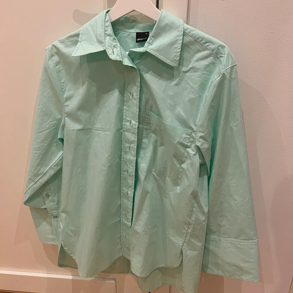 Säljer denna oversized mintgröna skjorta från gina!! 100 kr  Kan fraktas!. Skjortor.