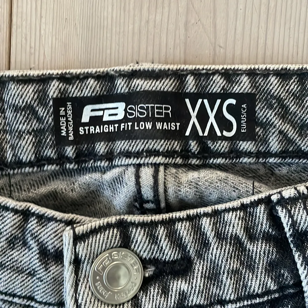 lågmidjade gråa straight jeans från newyorker! änvända flertal gånger men är i bra skick. storleken är xs men är inte säker på om det är 32. nypris 279💕. Jeans & Byxor.