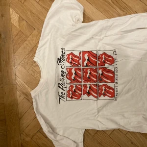 T-shirt med tryvk  - Vit tröja med rött tryck på framsidan med Rolling Stones. Storlek är S men funkar i XS och M också 