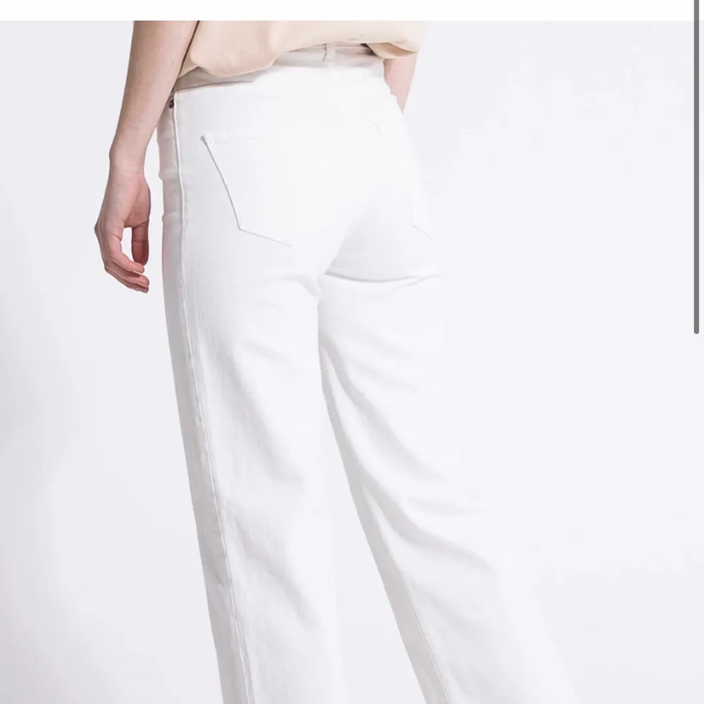 Vita jeans från Lager 157. Använda endast en gång. Passar dig som är 160 cm eller kortare. Annars är dom ankellånga i modellen. Storlek S. Jeans & Byxor.