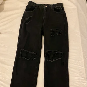 Håliga jeans - Svarta jeans med hål i från shein. Higwaisted strl 36