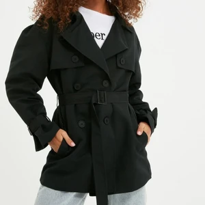 Kort trenchcoat - Riktigt snygg kort trenchcoat, helt oanvänd med lappar kvar, storlek 34 