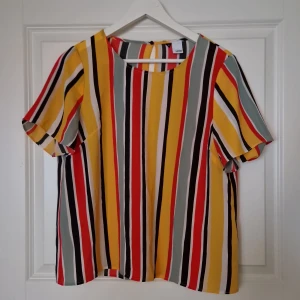 Blus - Nyskick, frakt 26kr