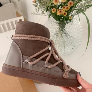 Inuikii  - Säljer dessa inuikii skor i storlek 38, helt oanvända och endast testade. Säljer då dem var för stora för mig.