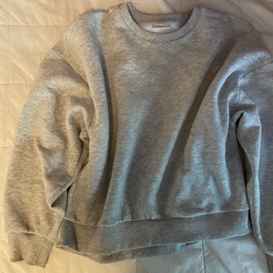 gina tricot sweater, M - En grå basic sweater från gina tricot i storlek M, använd endast någon gång. Kan mötas upp i stockholm<3