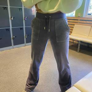 Lila Juciy Couture byxor 💜 använda fåtal gånger, buda om du är intresserad!  Kan köpas för 900 direkt 