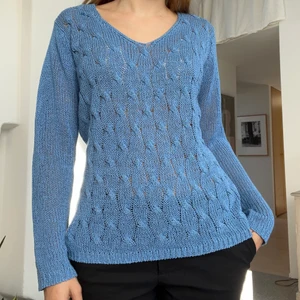 Stickad blå tröja - En fin stickad tröja i storlek M från Joy som är köpt second hand men har själv inte använt. Gjort i 80% akryl. Lite "sönder" när höger axel annars i bra skick❤️‍🔥