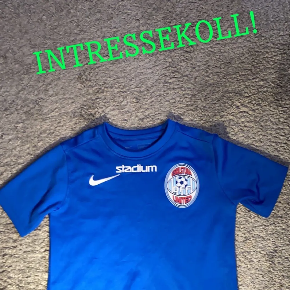 !INTRESSEKOLL! på denna Eskilstuna United t-shirt i storlek 128-137💙⚽️. Den har den gamla loggan💙🫶🏻. Säljer av skäl att den har blivit för liten 💓. Använt skick💗. Pris kan diskuteras💙. . T-shirts.