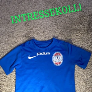 Eskilstuna United t-shirt 💙⚽️ - !INTRESSEKOLL! på denna Eskilstuna United t-shirt i storlek 128-137💙⚽️. Den har den gamla loggan💙🫶🏻. Säljer av skäl att den har blivit för liten 💓. Använt skick💗. Pris kan diskuteras💙. 