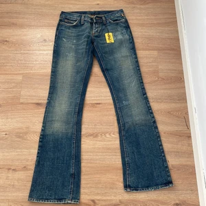 jeans - lågmidjade bootcut jeans som är oanvända, nypris 1099kr