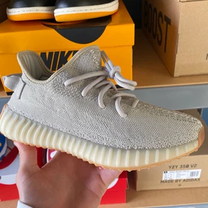 Yeezy Boost 350 V2 Sesame - Säljer nu dessa Yeezy Boost 350 V2 Sesame som är köpta från Adidas. De är storlek 39 1/3 Eu och helt nya och oanvända, hör av dig vid frågor eller i behov av fler bilder