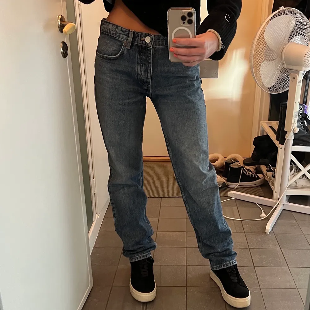 ⚠️KLICKA INTE PÅ KÖP DIREKT⚠️ Populära zara jeans i modellen mid rise straight. Nästan aldrig använda.  Storlek 38 men jag har normalt sätt storlek 36 o de passar mig perfekt om man vill ha lite mer ”oversized-look”🥰. Jeans & Byxor.