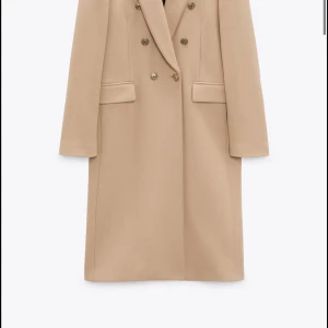 Zara kappa  - En zara kappa i ull . Mitt pris är 900kr+frakt 💕 . Den är ny med lappar kvar💗. Den är en L men passar M-L. 