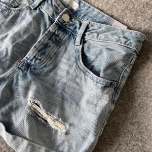 Jeansshorts - Snygga jeansshort näst intill oanvända i storlek S. Säljer då dom ej passar. 💙
