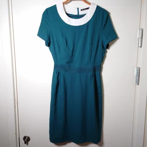 Grön klänning - Klänning med vit krage och dragkedja i ryggen. Ser mer blå ut på bilderna men den är GRÖN🌿