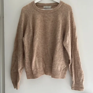 Beige stickad från Carin Wester - Samfraktar gärna. Kan mötas i Sthlm. Pruta om något känns dyrt! :)