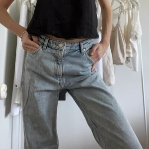 Jeans - Snygga vida jeans från Monki i bra skick. Använda få gånger. Storlek 26.