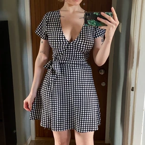 Klänning - Superfin rutig klänning men används inte här. Möts i Stockholm eller skickar mot fraktkostnad 💓