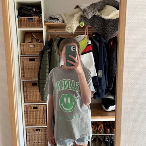 Ganni T-shirt💚 - Säljer nu min såå fina ganni T-shirt i görligaste färgerna! Den är superskön och snygg, inga tecken på använd! Ser ut som helt ny! 💚 köp direkt för 600 kr, kan mötas eller frakta:) Jag är 165 cm och den sitter lagom oversized på mig😁