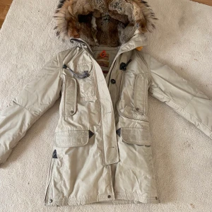 Parajumper jacka - Super fin beige parajumper jacka i stl xs. Skulle säga att den passar en S också.  Nypris runt 12000kr Mitt pris 3000 Vill bara bli av med den