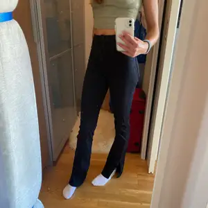 Svarta bootcut jeans med slits från ginatricot i jättebra skick! Storlek xs💓💗 köparen står för frakten💗