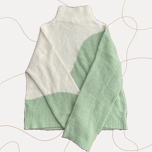 Stickad Tjocktröja Violet Romance Strl 44 - Väldigt mjuk stickad tröja i utmärkt skick, använd ca 2 gånger. Smal passform och jättefin använd som over-sized. 