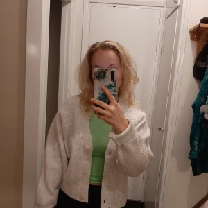 Naturvit kofta XS - Mysig naturvit kofta från Weekday. Oanvänd med lapparna på :)