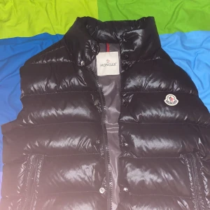 Moncler  - Hej säljer min moncler väst som jag nt använder längre nfc finns när man scannar märket då kommer man t hemsidan. Priset kan diskuteras i snabbaffär 