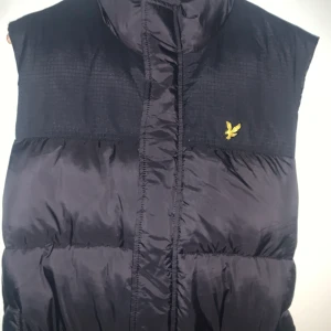 Lyle and scott väst - Köpte den för 900kr vill ha 700kr av den använd bara 1 gång. Storleken står som M men passar large oxå.