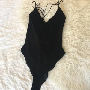 Body i mesh tyg med en magisk rygg - Använd ca 3 gånger. Väldigt bekväm och mjuk.