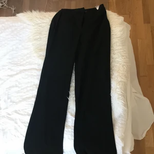 Svarta visa kostymbyxor från bershka - Svarta vida kostymbyxor. Mjukt material. Använt max två gånger.