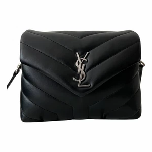 YSL LOULOU TOY BAG - Säljer nu min fina Ysl Loulou väska i svart med läderband , fick den i present 2021 så den är i jättefint skick ! Man får med dustbag 🤎 kan skicka mer bilder ( detta är en väska som stigit väldigt mycket i pris kan gå ner vid snabb affär)  