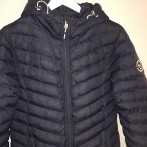 Jacka - Säljer min vinterjacka då den inte används längre, den är inte jätte mycke använd så den är fortfarande i bra skick!💖 fler bilder kan fixas och priset går att diskutera!🥰 frakten ingår