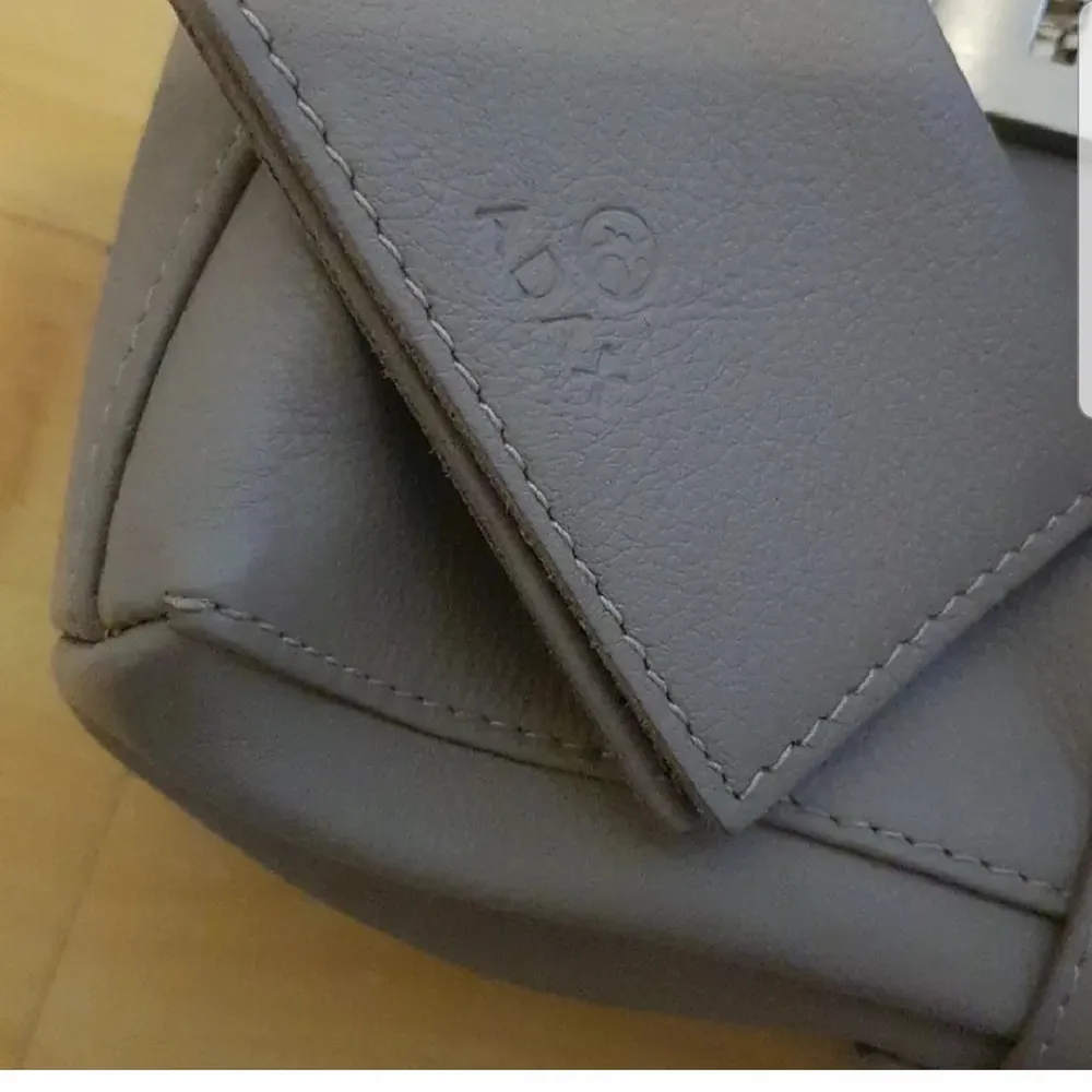 köpte den för 3000kr men säljer den för 1000kr, har aldrig använt den och det ingår en plånbok med på köpet. Passar perfekt för en som gillar handväskor.. Väskor.