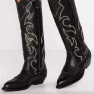 Cowboy/Biker Boots - Äkta läder 36 - Ordpris 2500;- nya i kartong, strl 36 Yttermaterial: Skinn Foder: Kombination av skinn och textilfoder Innersula: Skinn Fodertjocklek: Tunt foder Tå: Spetsig Klack/sula: Blockklack Storlek: 36