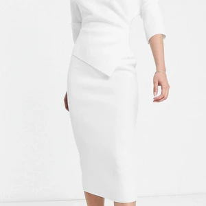 Vit klänning från ASOS  - Vit klänning från ASOS som är slutsåld! Klänningen är aldrig använd och lappar sitter kvar! Storlek 42