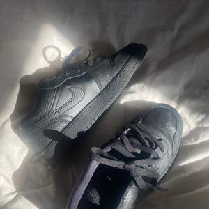 Säljer ett par helt nya svarta Nike skor där skicket är väldigt bra. Använt dom ungefär 3 gånger. Fler bilder finns!! 