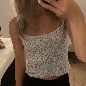 Linne brandy Melville  - Säljer detta söta linne från brandy Melville , linnet är one size men går att töjas ut  Tryck inte på köp direkt !! +frakt