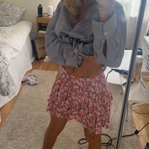 Blommig kjol 🌸🌼🌺 - Säljer denna jätte söta kjolen från zara dom tyvärr inte får någon användning längre❤️