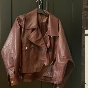 Höst jacka - En jätte fin vinröd jacka, har använt den bara några gånger. Är storlek M men kan även passa storlek S.