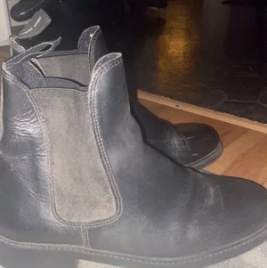 Svarta ridskor - Säljer mina ridskor i bra skick från Hansbo ridsport, vet inte exakta nypris men tror runt 500-600kr. De är använda några gånger gissar på runt 10 gånger men väl skötta och i bra skick. Kan dessutom även rengöras lite innan. Pris kan diskuteras 