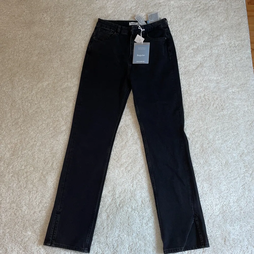 Helt nya oanvända svarta jeans med slits från pull&bear. Lite långa på mig, jag är 170cm lång💕 . Jeans & Byxor.