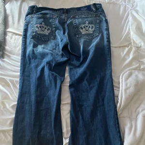 Victoria Beckham Jeans - Så snygga Victoria Beckham jeans men som tyvärr är stora och för långa för mig, för mer info skriv privat. OSERIÖSA BUDARE SKRIV PRIVAT VID INTRESSE💞