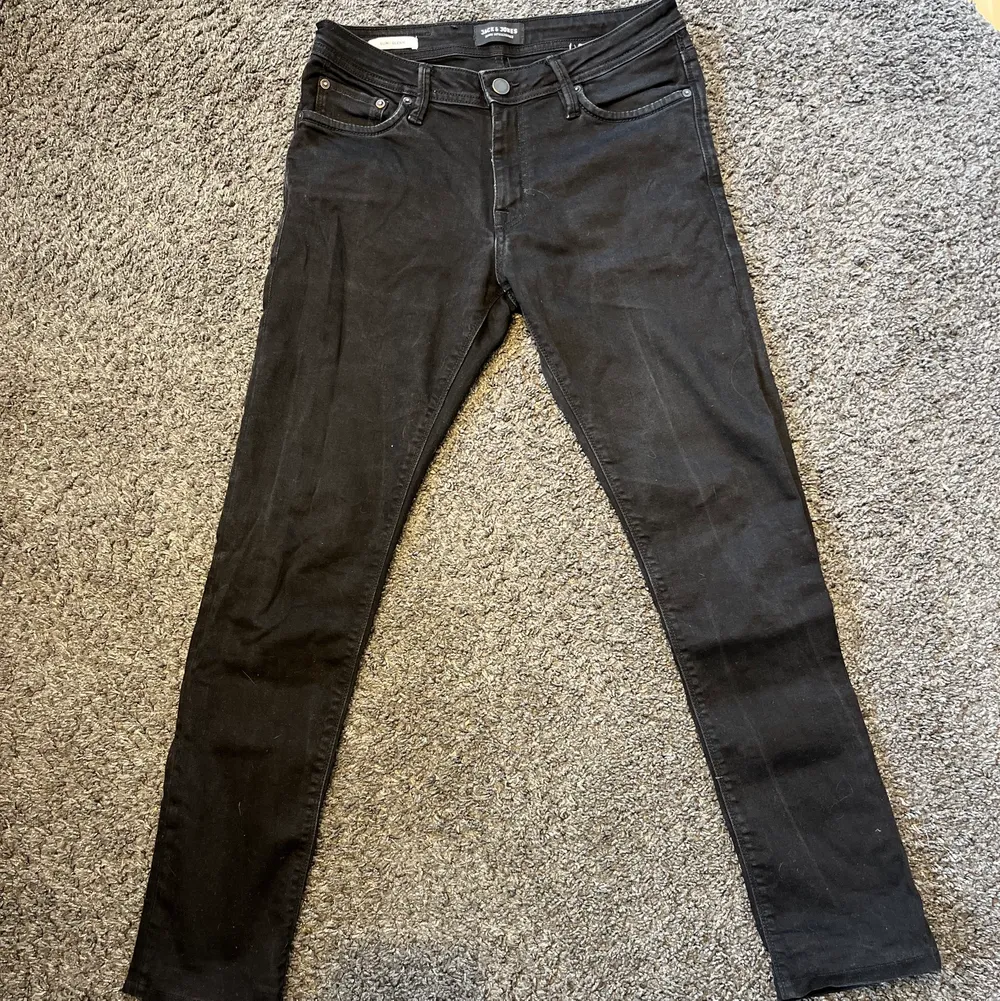 Skick: 9/10 Storlek: W30 L32 orginalpris: 499kr Jeansen är uppsydda i benen ca 4 cm, bilden är hur de ser ut nu. Jeans & Byxor.