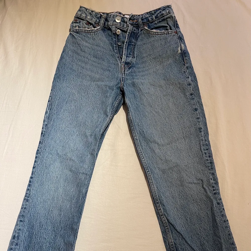 Straight jeans från zara som är oanvända, pga att de är försmå för mig. De är i strl 32. . Jeans & Byxor.