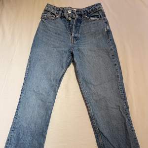Straight jeans från zara som är oanvända, pga att de är försmå för mig. De är i strl 32. 