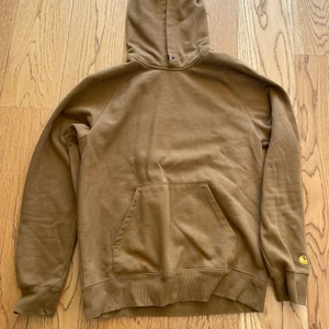 Carhartt WIP Chase hoodie - Storlek M Passar M Intakt fleece på insidan, tyder på att den inte är välanvänd