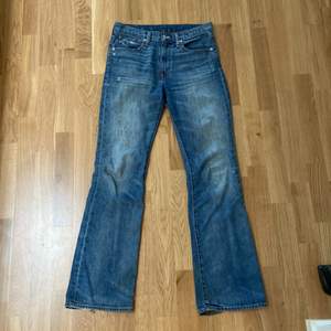 sköna ralph lauren midwaist/lowwaist bootcut jeans i bra skick som jag köpte på Second hand för 350kr 🫶Strl S/36! Jag är 165cm  Använd några gånger