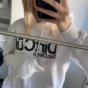 Dirtcult Hoodie vit - Säljer min vita dirtcult hoodie då den tyvärr inte kommer till använding🙁 Super gosig och fin, oversized på mig som är ganska smal och egentligen en xxs/xs. Herr modell. Använd en gång och tvättad. Nypris 799 säljes för 400. Pris kan diskuteras💗