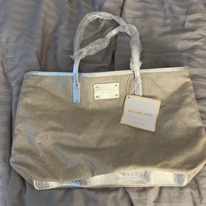 Michael kors väska - Helt orörd michel kors väska som inte används, inget slitage , jätte fin med stort utrymme, pris kan diskuteras🤍 (frakt står man själv för)